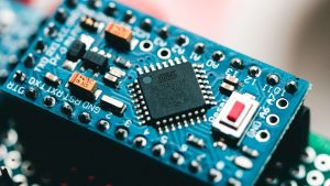 Uma espécie de microcontrolador: arduino.